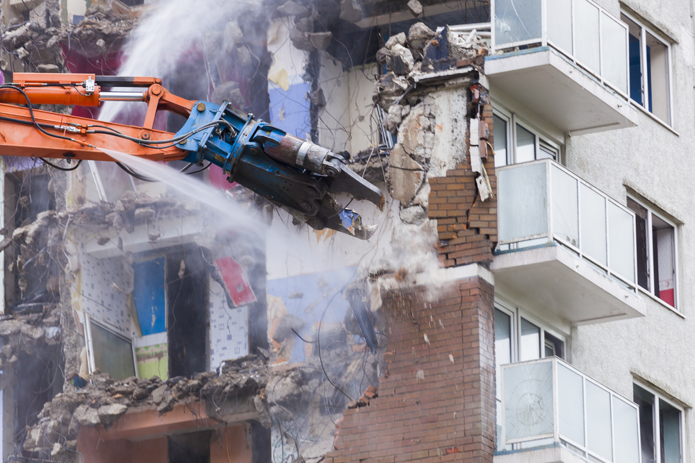 Construction work demolishing high rise flats (źródło Depositphotos)